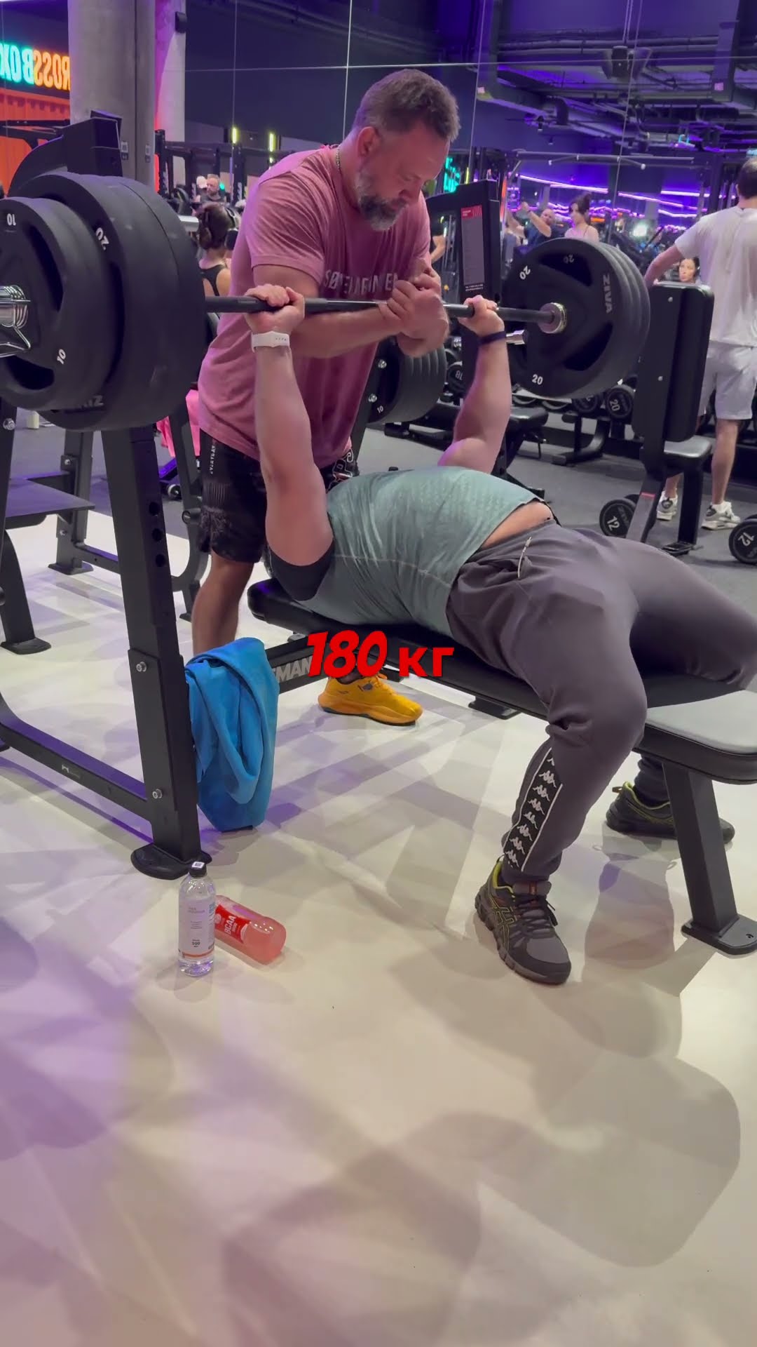 Превью: Жим лежа 180 кг на 3 раза #жимлежа #спортзал #shorts #marakasi #powerlifting