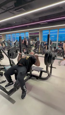 Превью: Жим лежа на наклонной скамье 140 кг на 6 раз #music #powerlifting #marakasi #shorts #sports #качалка