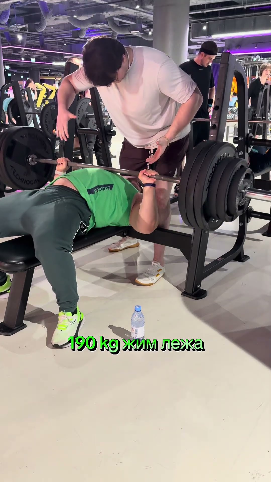 Превью: Жим лежа 190 кг на 2 раза на изи #жимлёжа #жимштанги #powerlifting #190kg #gym #shorts